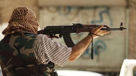 Một tay súng ở chiến trường Aleppo (ảnh: The Independent)